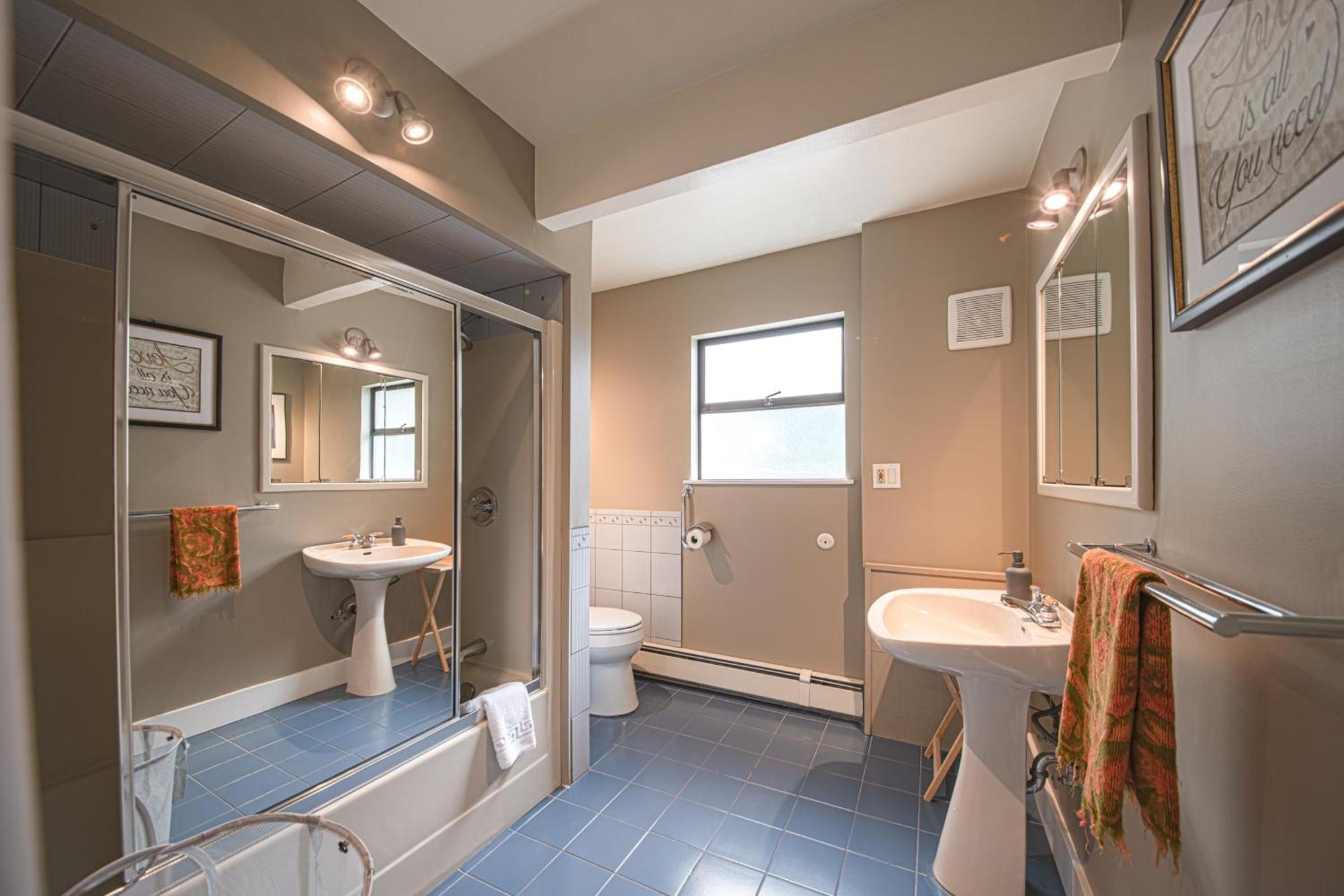 נורת וונקובר Grouse Cheerful Large Private Bedroom, Bath, Shared Deck, Pool, Hot Tub מראה חיצוני תמונה